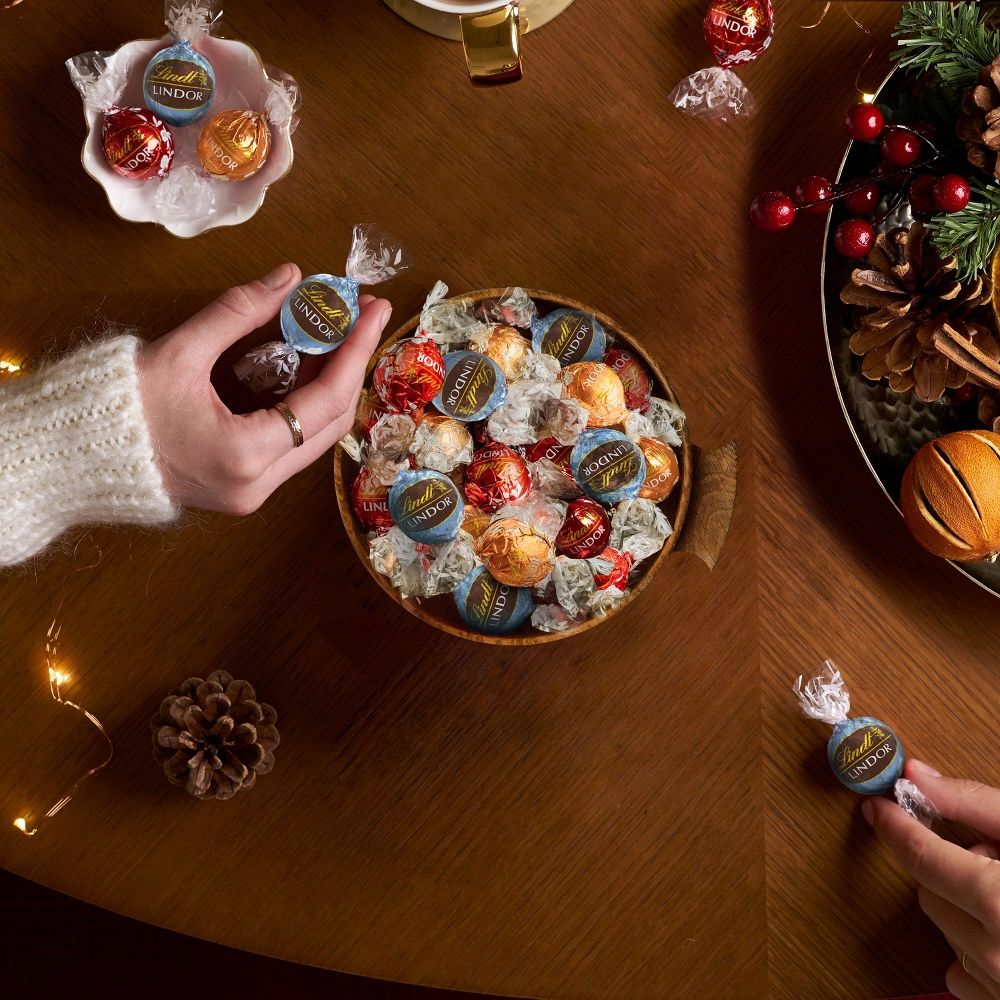 Lindt LINDOR Holiday Assorted Chocolate – Bulk Value Pack